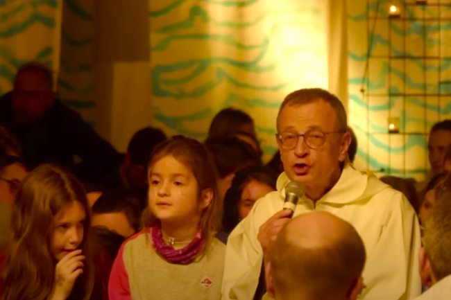 泰澤歐洲年會前夕 院長赴烏克蘭街頭與青年燭光祈禱