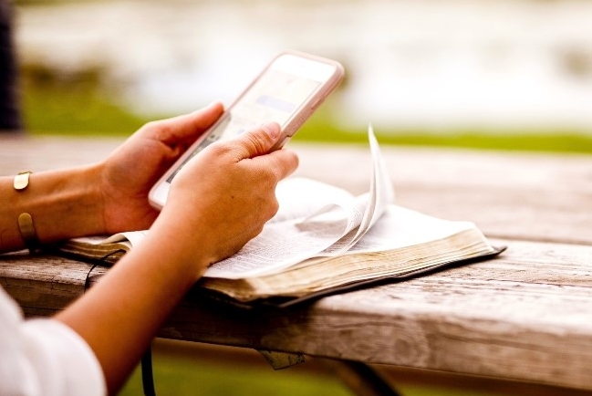 青少年傾向網紅資訊 引導認識聖經真偽