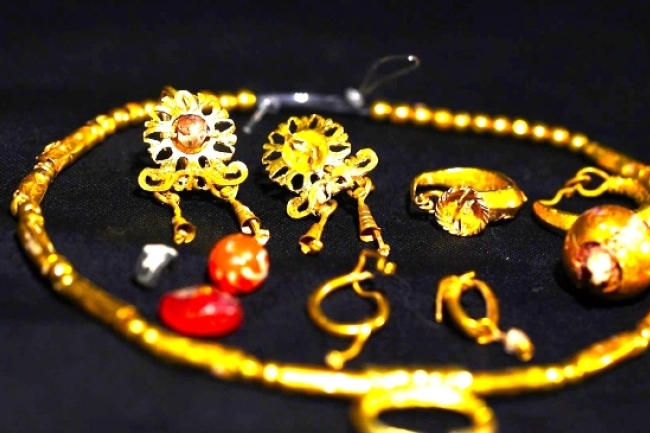 古羅馬女孩佩戴精美金飾陪葬 折射父母愛女兒情越生死