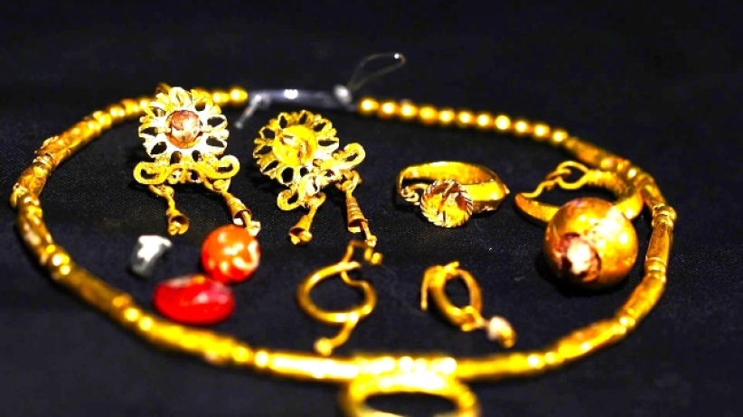 古羅馬女孩佩戴精美金飾陪葬 折射父母愛女兒情越生死