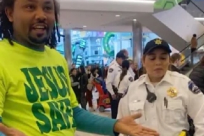 美國男子襯衫印「耶穌拯救」入商場被保安阻撓