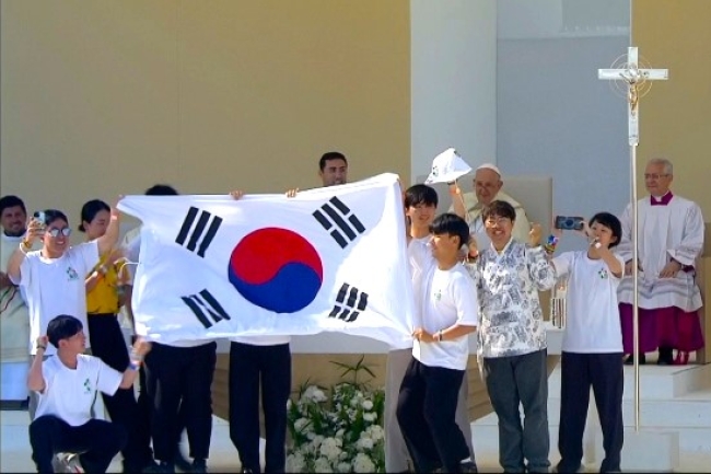 2027年世青節回歸首爾 韓國青年衝上台興奮揮國旗