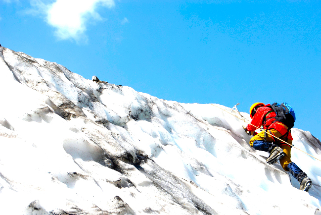 誰是好撒馬利亞人:登山者漠視搬運工垂死繼續攻頂?