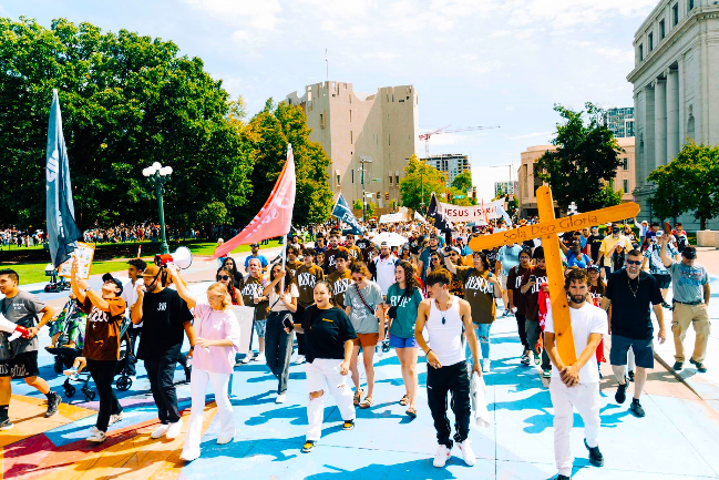 500人尋求拯救!耶穌遊行在丹佛引發靈性轉變