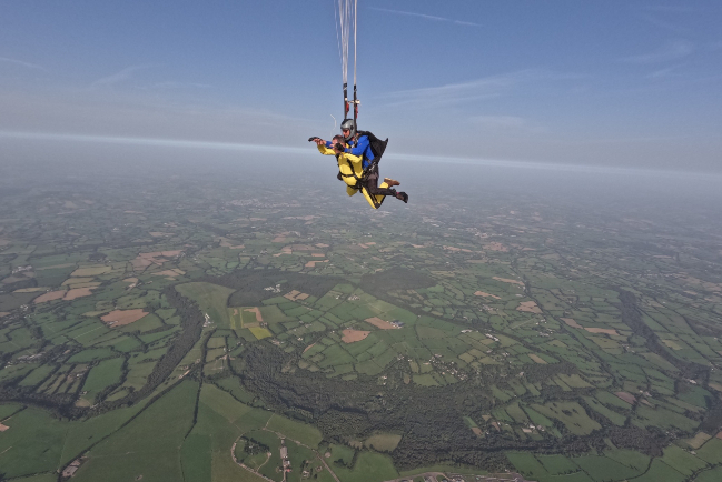 英國60歲牧師克服恐懼高空跳傘 籌款更換教堂屋頂