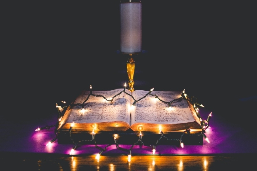 将临期紫色蜡烛象征祈祷忏悔 