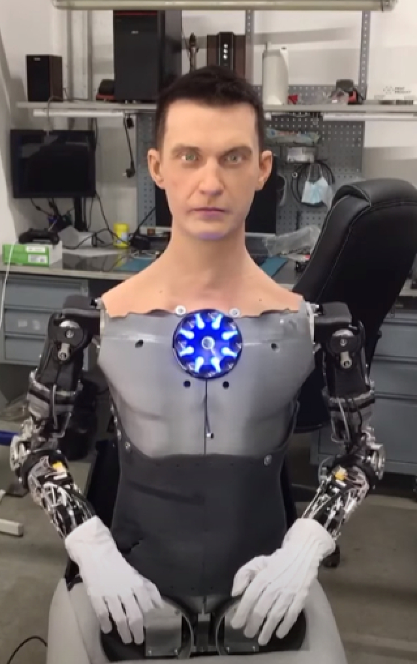 类人型机械人Robo-C面世仿真人脸 人机分界线在哪？  