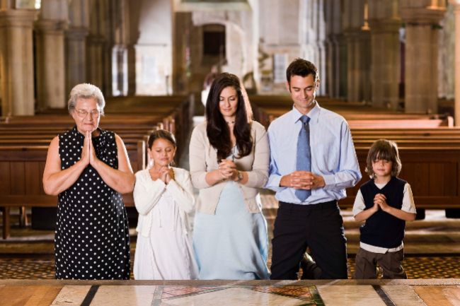 強勢家庭10項特徵：父母子女一起祈禱讀經去教堂