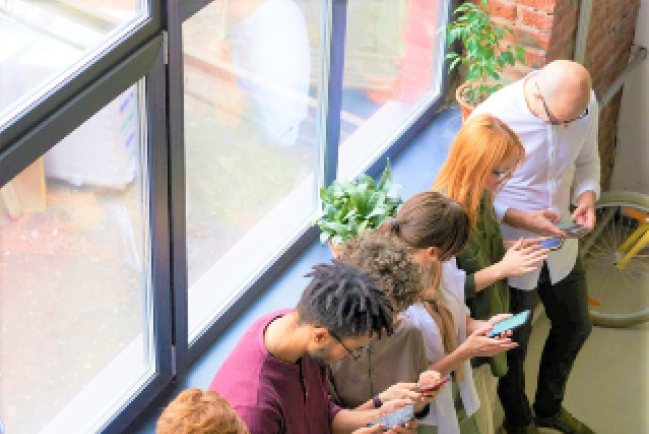 全球手機用户破40億 媒體人提出入靜訓練： 「凝視牆壁」