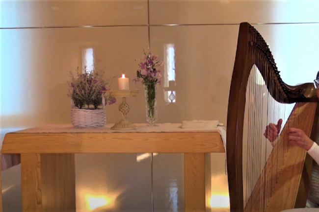 日本神學院推音樂治療視頻 宣教士讀經奏樂療癒哀者