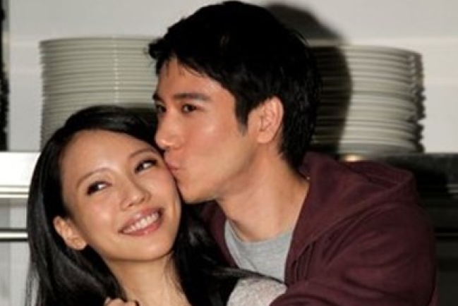 王力宏愛妻李靚蕾懷寶寶掩不住喜悅