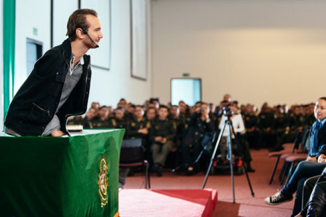 力克胡哲向17萬哥倫比亞警員傳福音