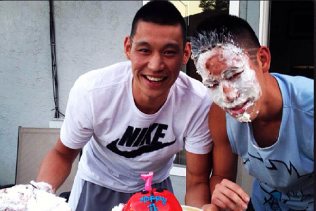 林書豪胞弟慶生遭砸蛋糕 兄弟情深羨煞旁人