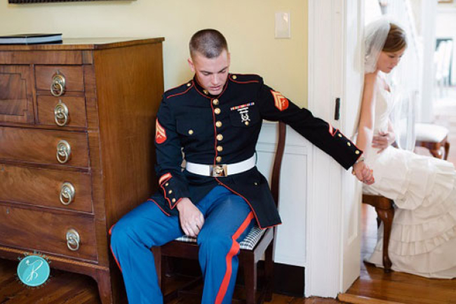 大兵手牽新娘含蓄禱告感人 喚醒神聖婚姻價值觀