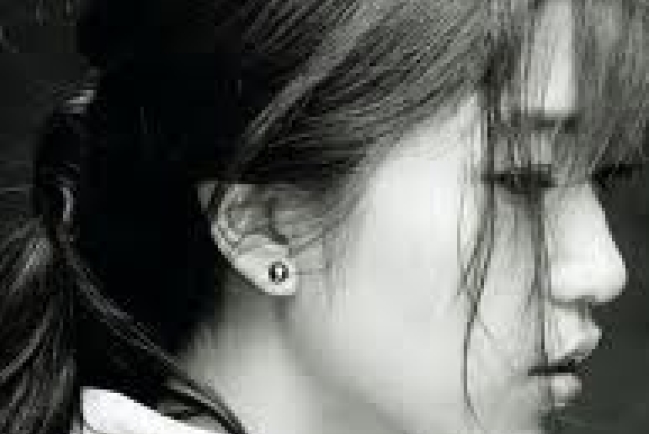 國內歌手「香水皇后」胡楊林為上帝演唱