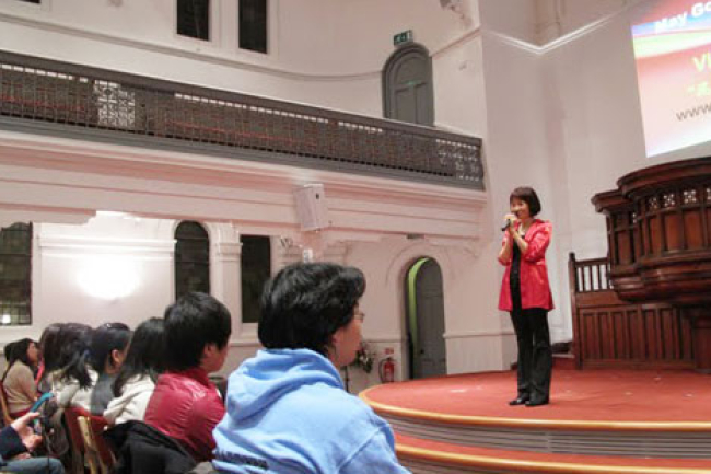 泥土音樂首次英國行 向數百中國學子佈道