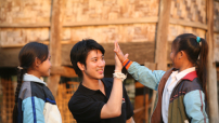 卸下偶像光環 王力宏寮國行感動上千資助人