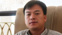 《舉自塵土》國內有神論導演甘小二訪問