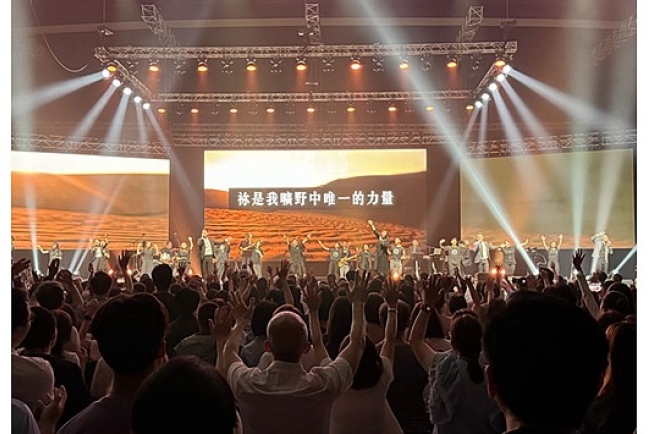 讚美之泉會展舉辦特會 兩場1萬6千人同心敬拜
