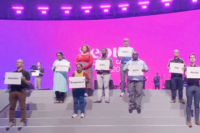 洛桑多國信徒代表上台促宗教自由 全場靜默禱告支援