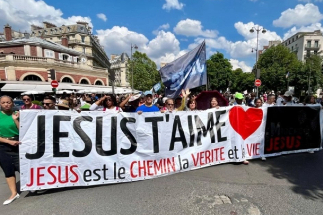 法國「為耶穌而行」盛況空前 逾六萬人上街見證信仰