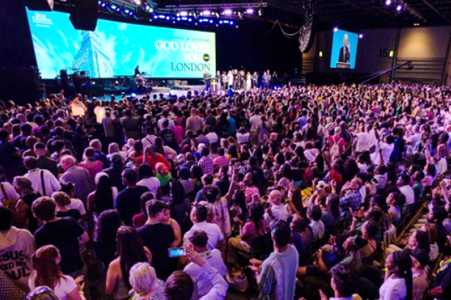 倫敦萬人湧入葛福臨佈道會 年輕世代受感悔改信耶穌