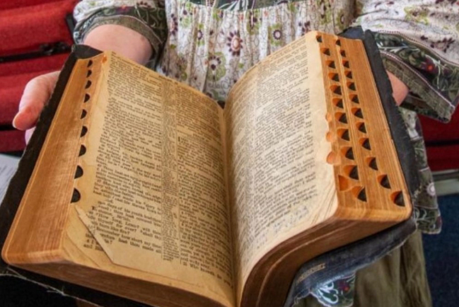 貓王私人聖經在英國一教會展出 多處筆記展露其信仰