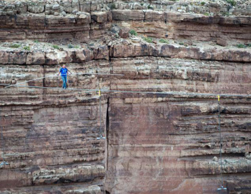 「鋼絲大王」成功橫越大峽谷