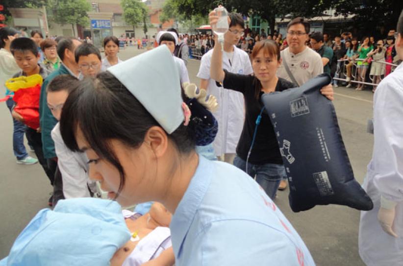 基督教角聲李偉強牧師親身探訪雅安災民
