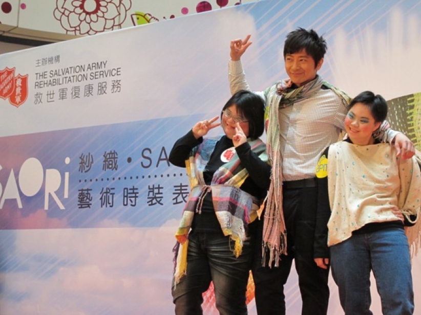 孙耀威与残疾人士「携手共创彩虹桥」表演纱织艺术时装