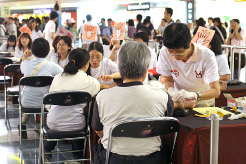 「救救文筠」! 二千多港人齊驗血