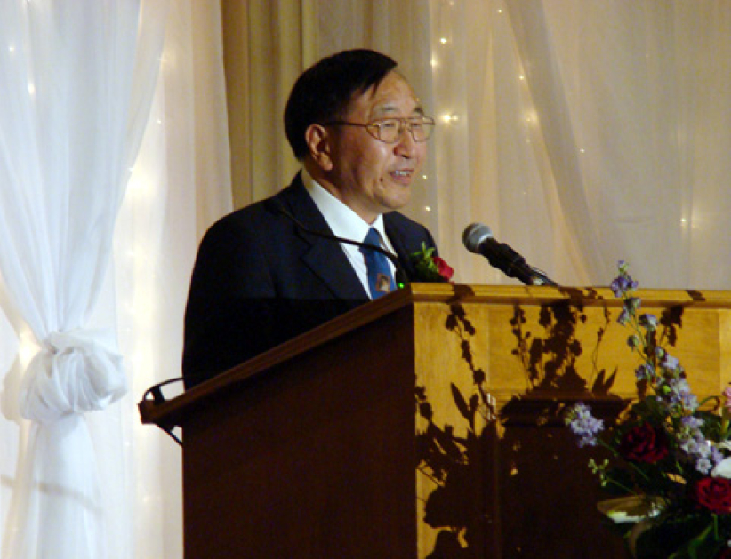 文更加国筹款 梁燕城盼让中国新一代活得更有尊严