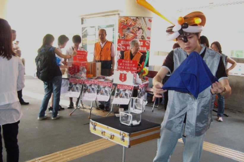 救世軍100義工身體力行進行街頭募捐 