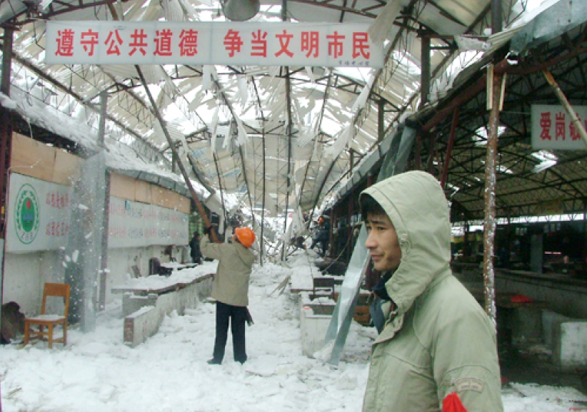 中國雪災扶貧隊伍除雪實況速遞