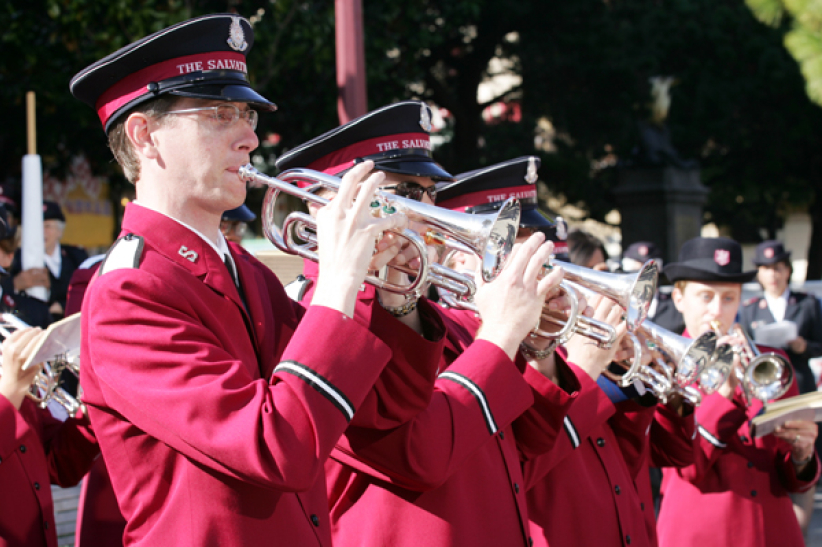 三藩市救世軍「見證基督大遊行」主愛傳遍華埠 