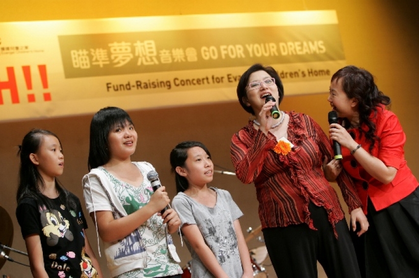 刘海若接受「积极人生大使」殊荣