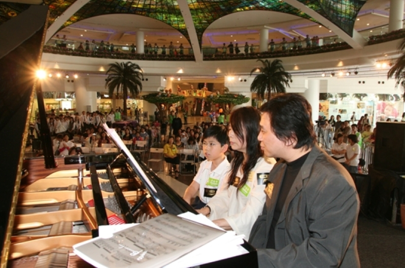 「二零零七樂施音樂馬拉松」開幕 鋼琴家音樂人「三人六手」奏名曲