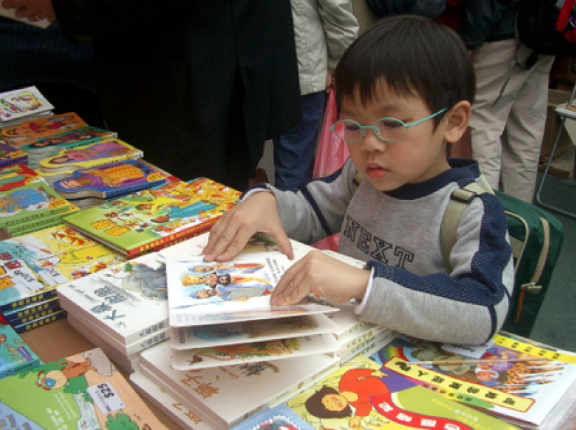 漢語聖經協會和播道會同福堂的維園年霄攤位