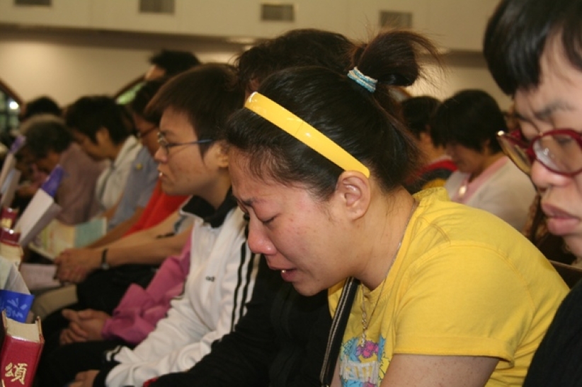 「我们来，为这城坐下哭泣！」