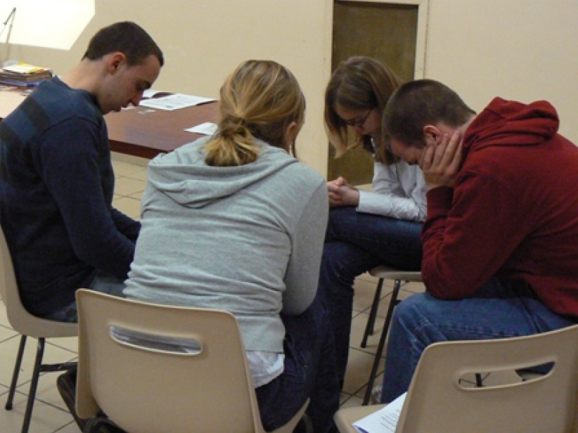 全球基督徒青年爲世界受逼迫信徒懇切禱告