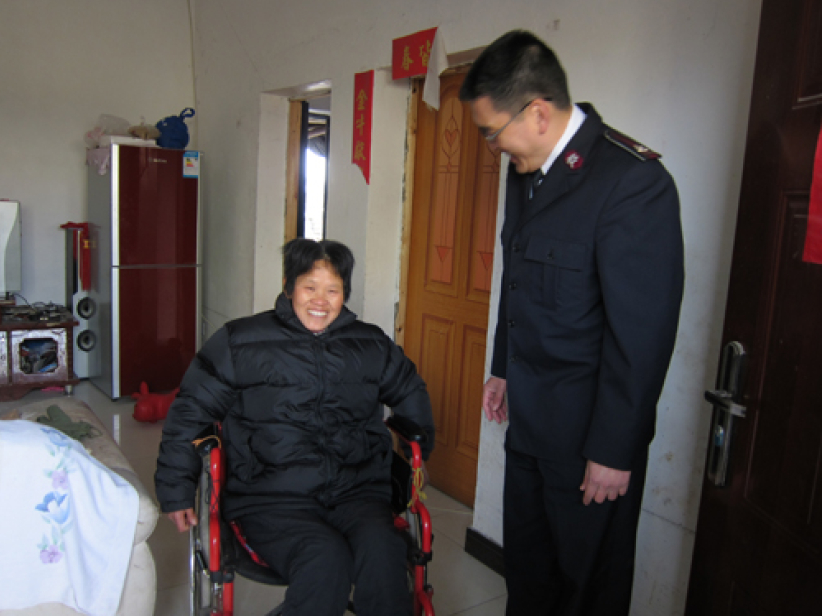 成龙联同羽绒城向四川地震残障人士送赠400件暖衣
