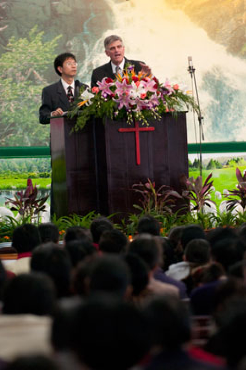 葛福临重访母亲出生地淮安 主持圣经学院奉献礼