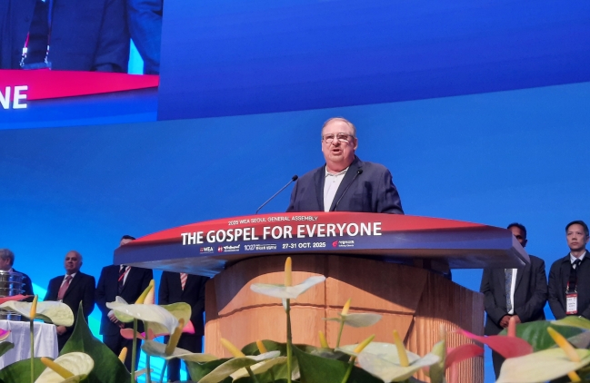 世界福音联盟大会上主领圣餐 华理克证道：为大使命重新连结