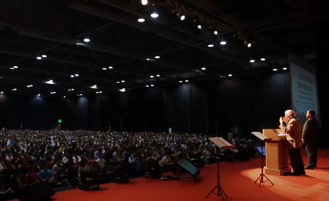 約翰·派博牧師安慰中國受逼迫教會：在苦難中仍存喜樂