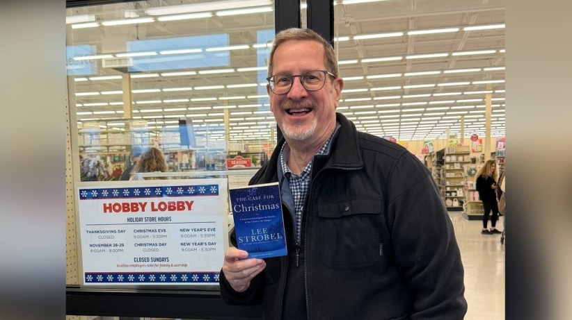 2025年12月6日，李·史特博於好必來分店外手持其著作《重審聖誕》留影