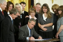 布希簽署胎兒權利法令，保護胎兒權利