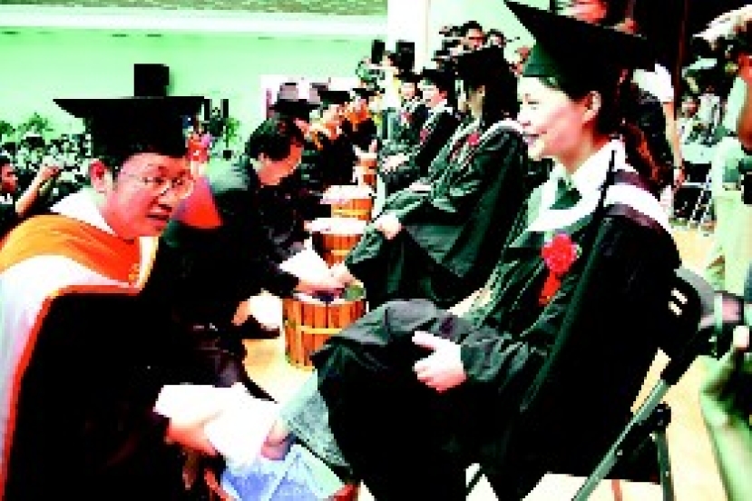 臺灣長榮大學畢業“洗腳禮”