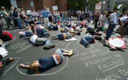 維護生命示威者在美國民主黨全國代表大會門前抗議