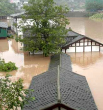 四川暴雨停歇 106人在洪災中喪生