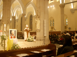 天主教香港教區舉行教宗追思彌撒　逾五千人出席